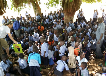 Geschichtenerzähler vor Publikum in Afrika